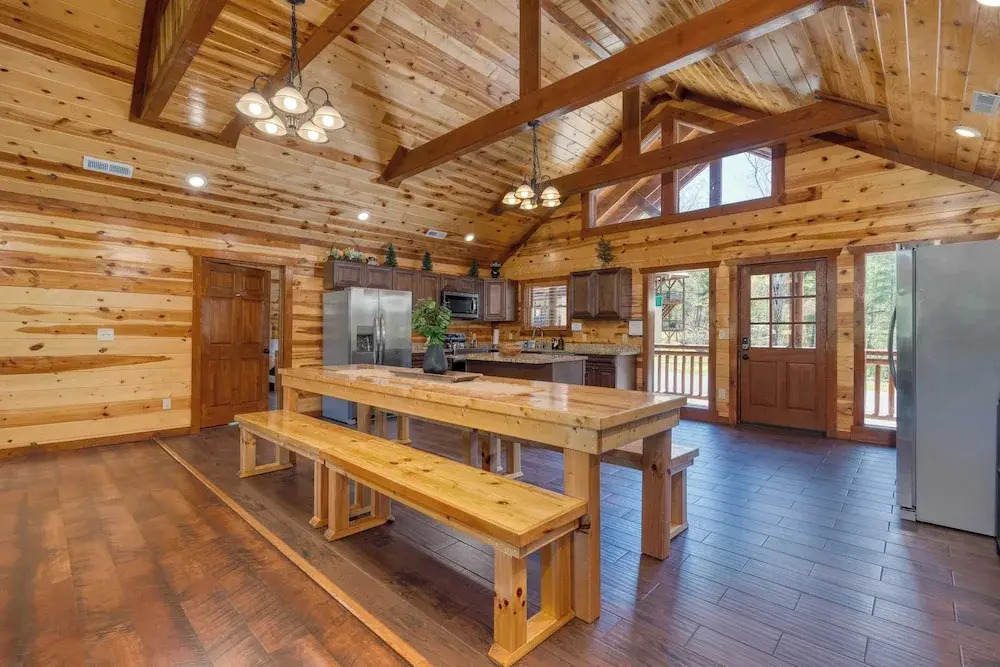 Dolly's Lodge by Avantstay Sleeps 28 - Luxe Smokies Cabin Game Room, Hot Tub, Views, Near Attractions