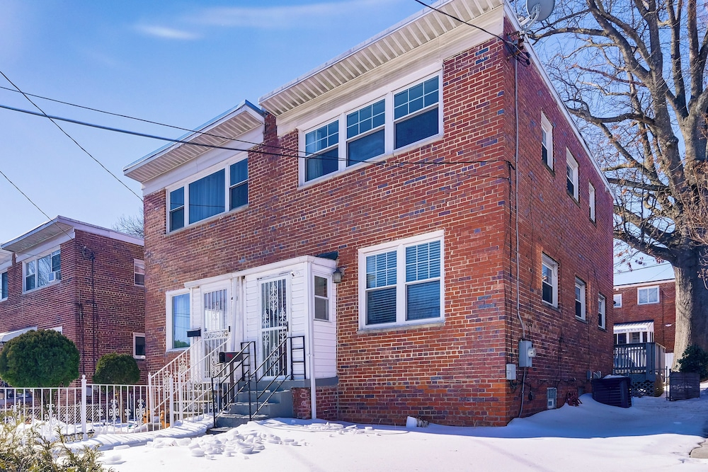6 Mi to Smithsonian Museums! Convenient Townhome