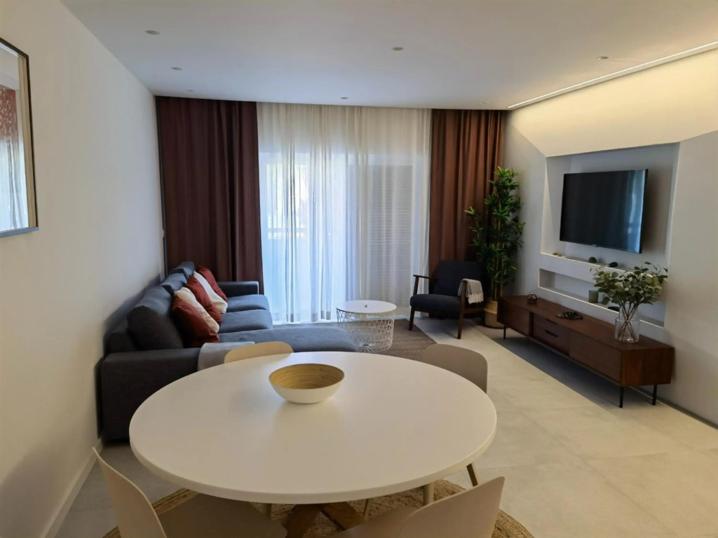 211 Apartamento moderno com vista para a piscina no centro da cidade