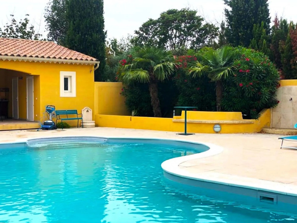 Villa in L'isle-sur-la-sorgue With Pool
