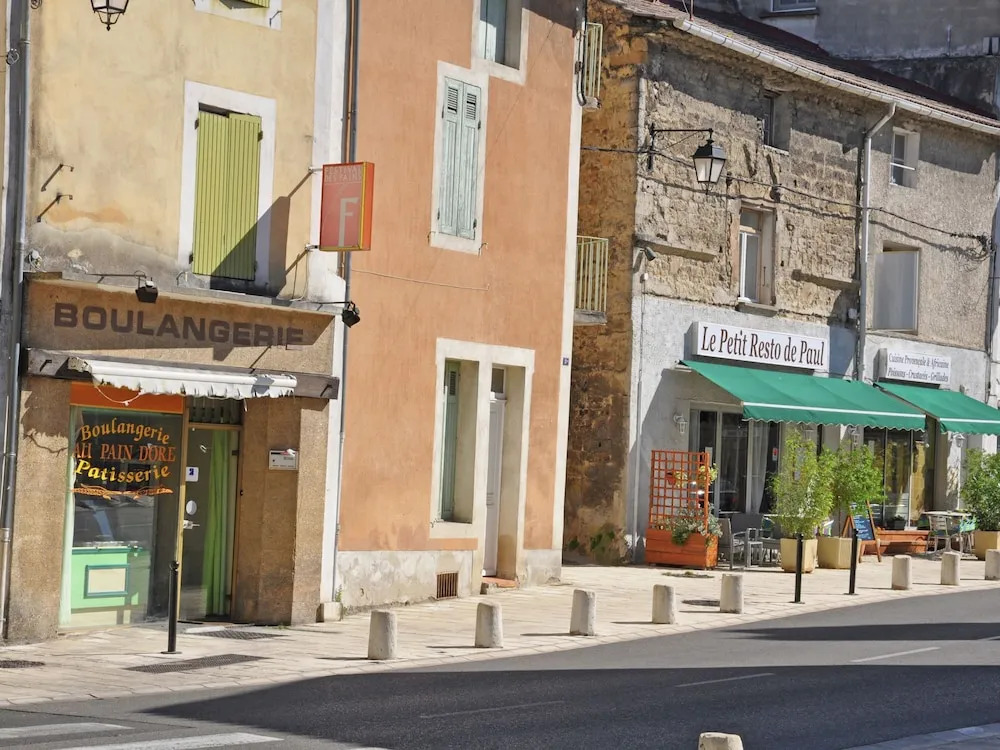 Sun-kissed Villa in Carpentras With Swimming Pool