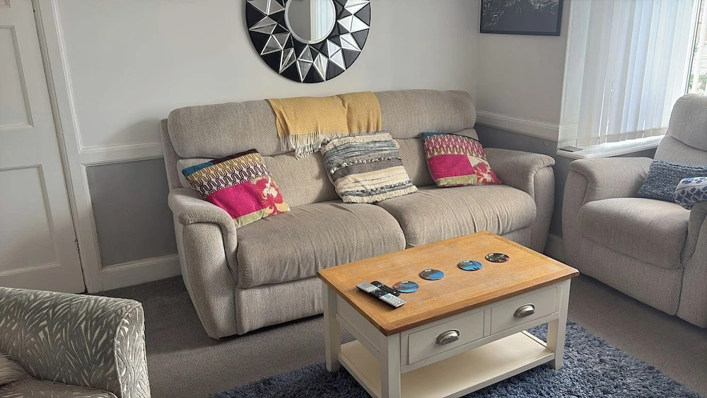 5 Bed Villa - Sleeps 10 - Pets - Garden - Parking
