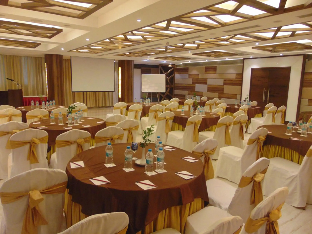 OYO Premium Deccan Apte Road