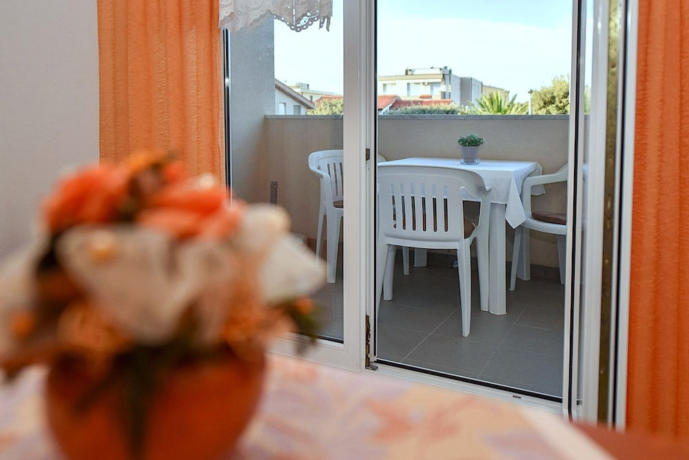 Apartments Mandre near sea