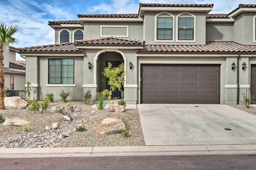 Red Cliff Views & Community Perks: Utah Townhome