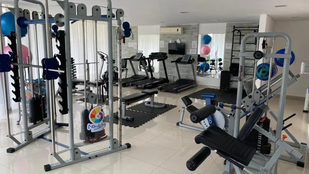 Beto Carrero, 2 Quartos, 1 vaga, Home Club Completo, Ar e Smart TV, Piscina, na quadra do mar