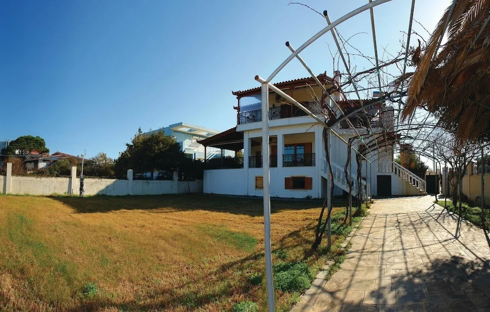 Awesome Home in Kato Assos Peloponne With Wifi and 5 Bedrooms