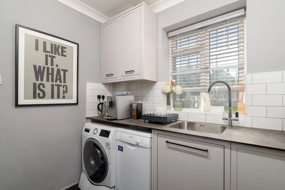 Charming 1BR Highbury Flat With Balcony