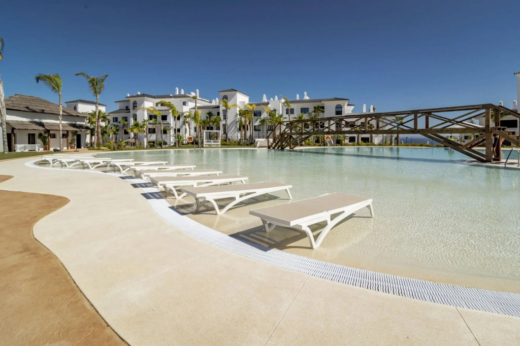 LAE23i- Apotel Estepona Hills by roomservices