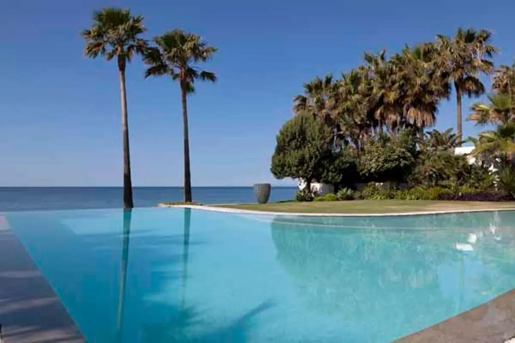 Modern Designer Villa 34121743 Direct Seafront Los Monteros Marbella for Holiday Rentals