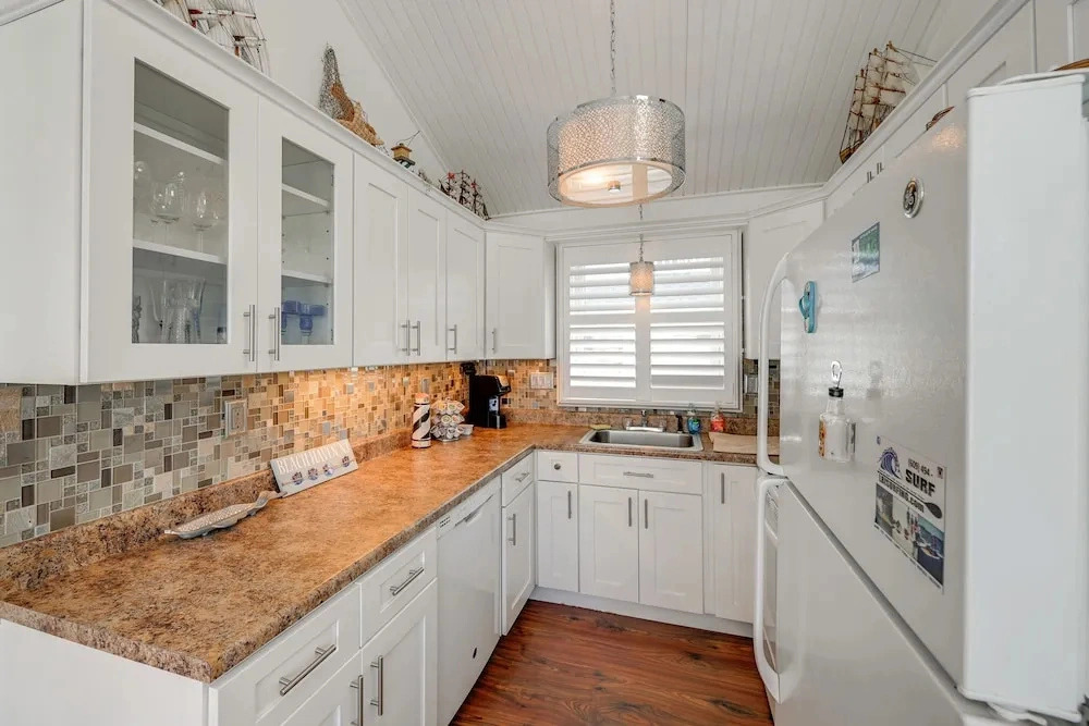 Walk to Bay Village, Beaches & More! Cozy Cottage