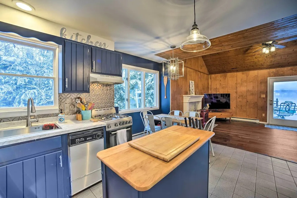 Hot Tub: Secluded Hideaway on Sleepy Hollow Lake