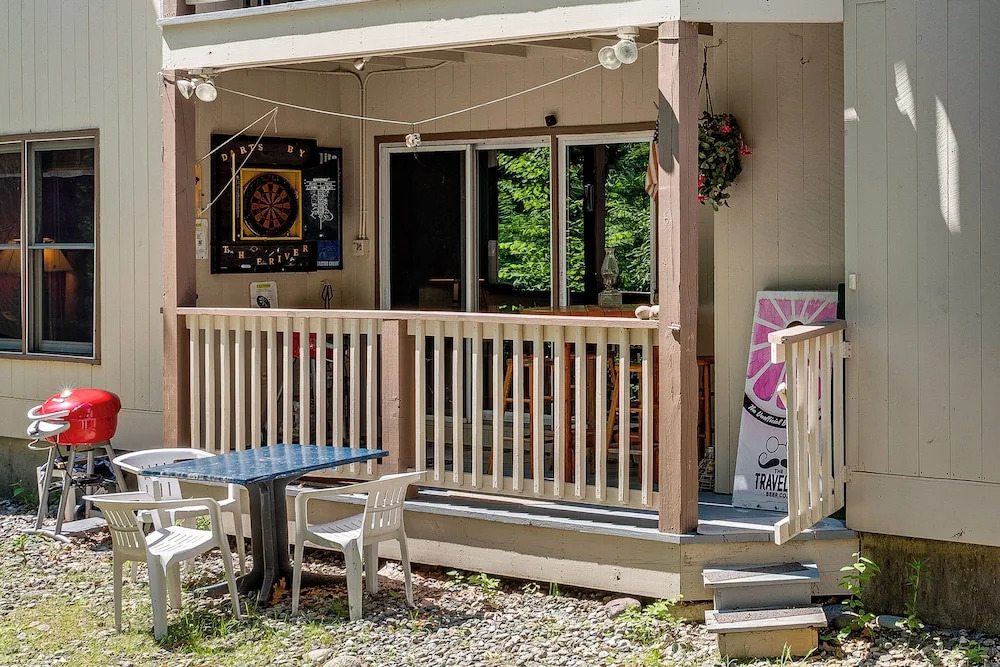 Riverfront Retreat w/ Deck: 1 Mi to Loon Mtn!
