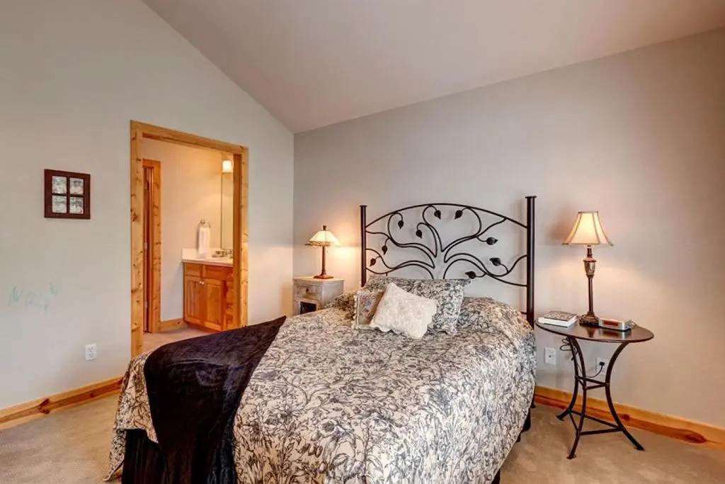 White Wolf Mountain Air Townhome: Elegant Retreat