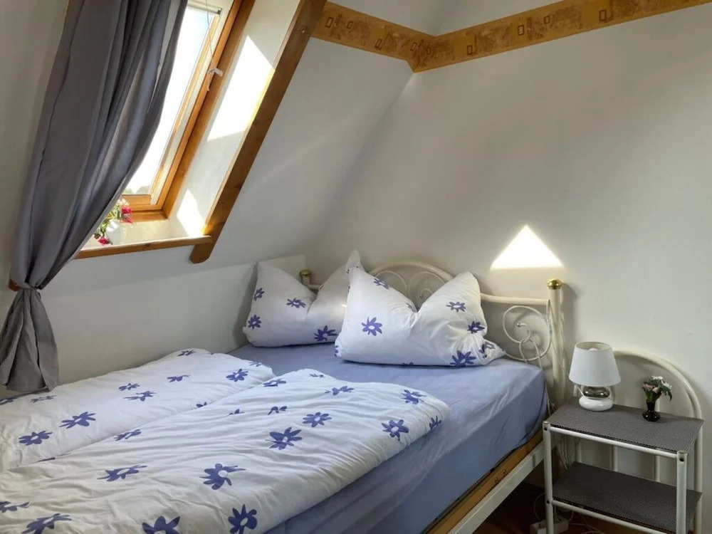 Attractive Apartment Near Town Center