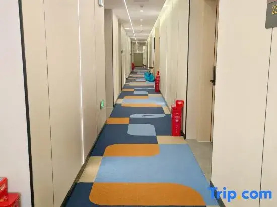 Roman Holiday Inn (Shop at Yongshu Road Metro Station in August 1st Place)