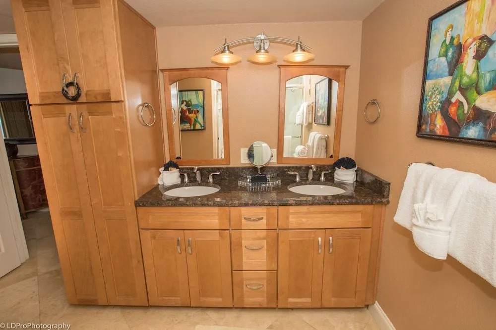 Shoreline Towers 1052 2 Bedroom Condo by RedAwning