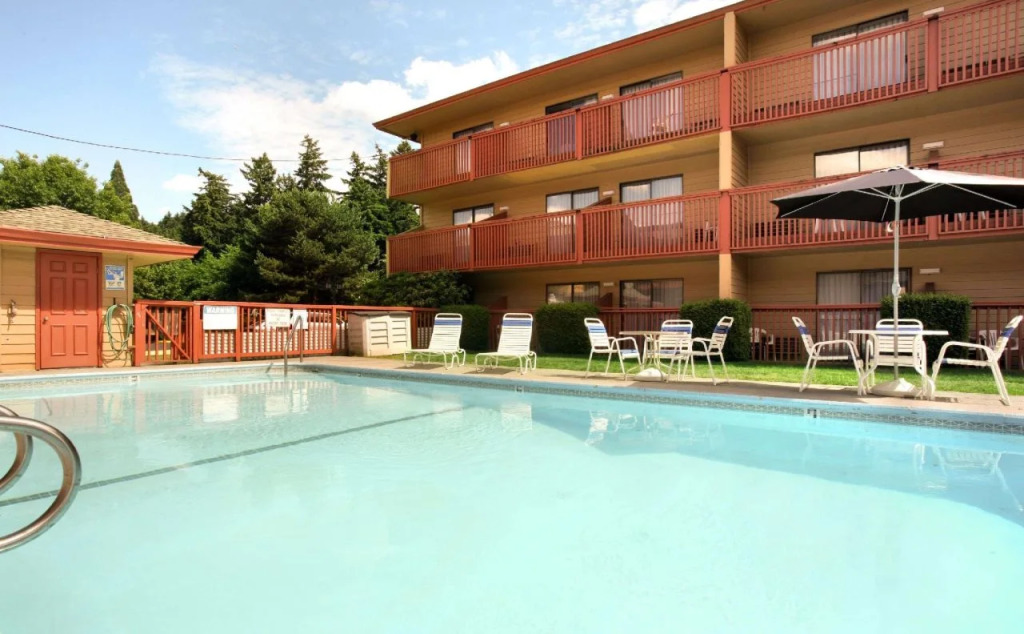 Howard Johnson by Wyndham Portland Airport