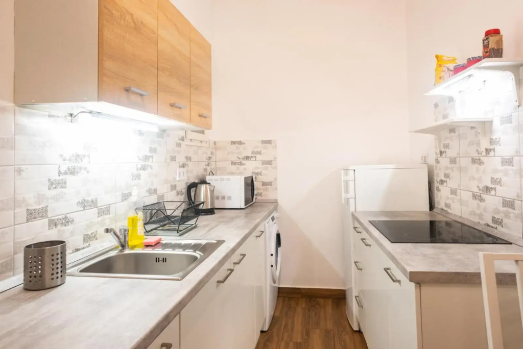 FREE PARKING!! Cozy and quiet apartment near Kiraly street 4ppl, AC