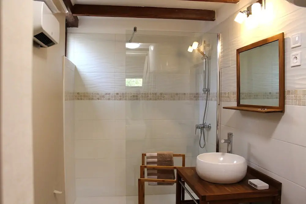 Studio romantique jacuzzi ou spa balneo privatif et jardin Au temps des cerises La Ciotat