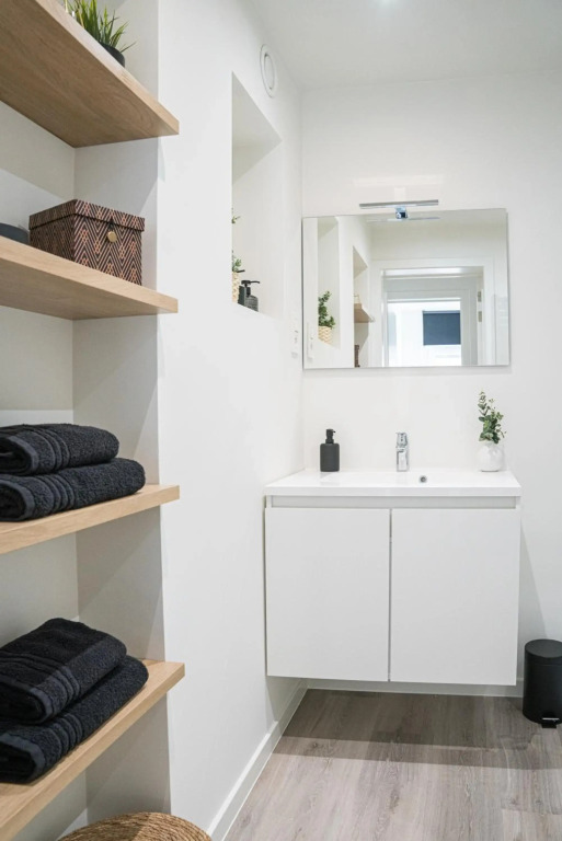 ETAGE 2 - appartement in centrum, 300m van zee mét parking