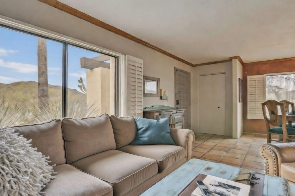 Peaceful Cave Creek Retreat: Walk to Town & Trails