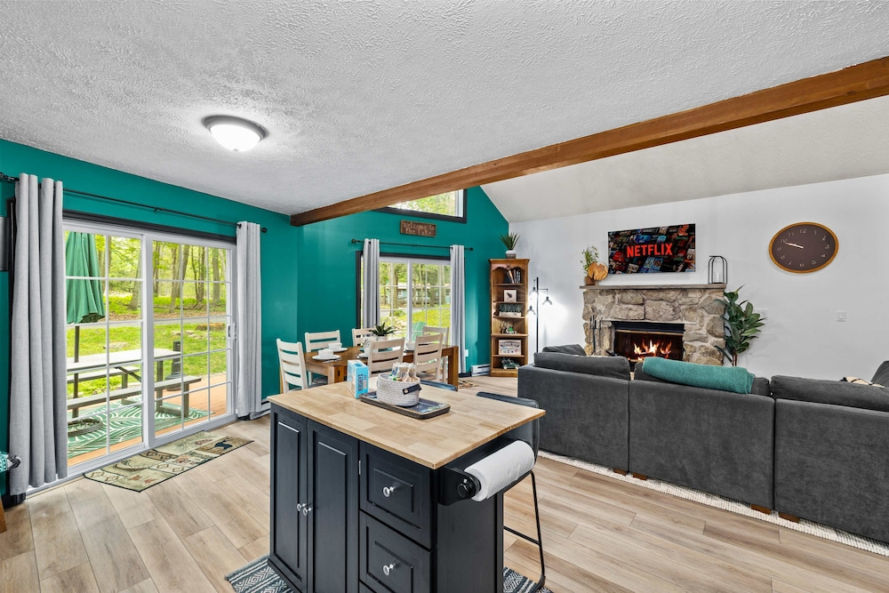 Cozy Poconos Retreat Hot Tub Dog Friendly Firepit