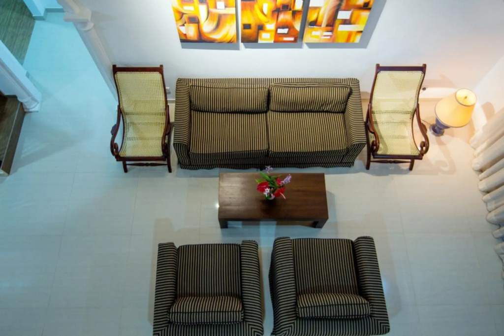 Villa Almond Leaf