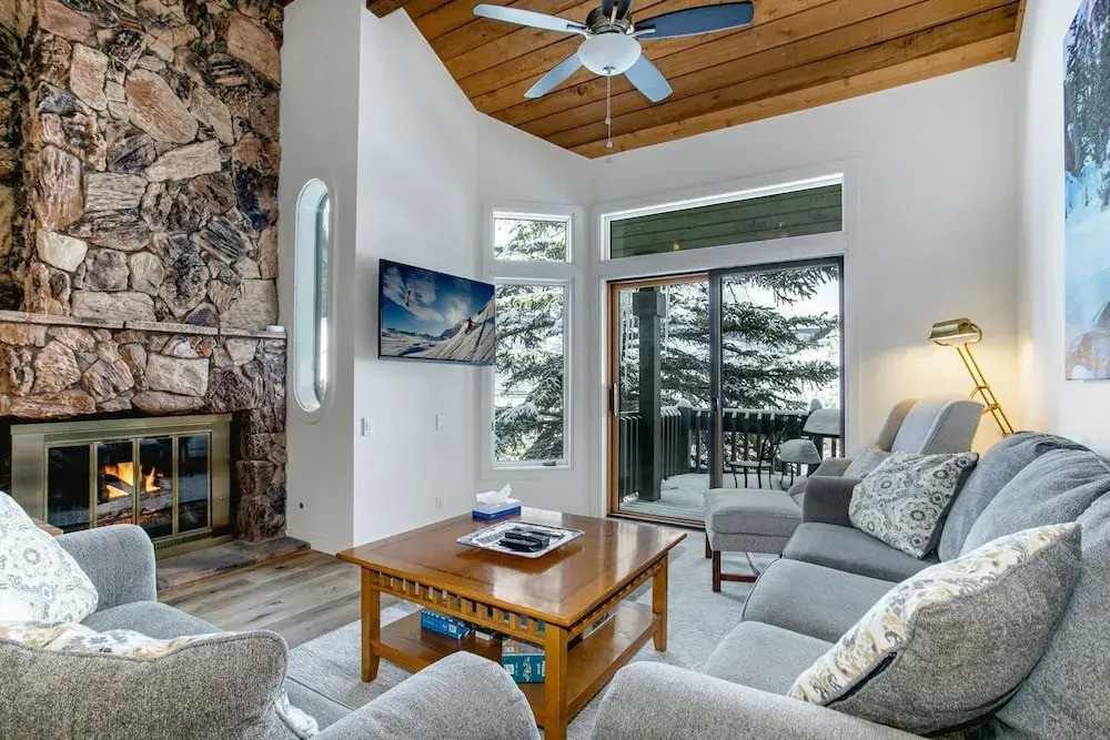 82 Ridgepoint 3 Bedroom Townhouse by RedAwning