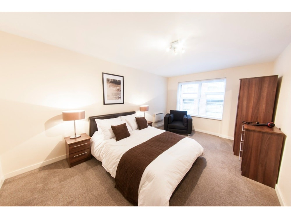 Bright, Classy 2BR Riverside Flat for 4