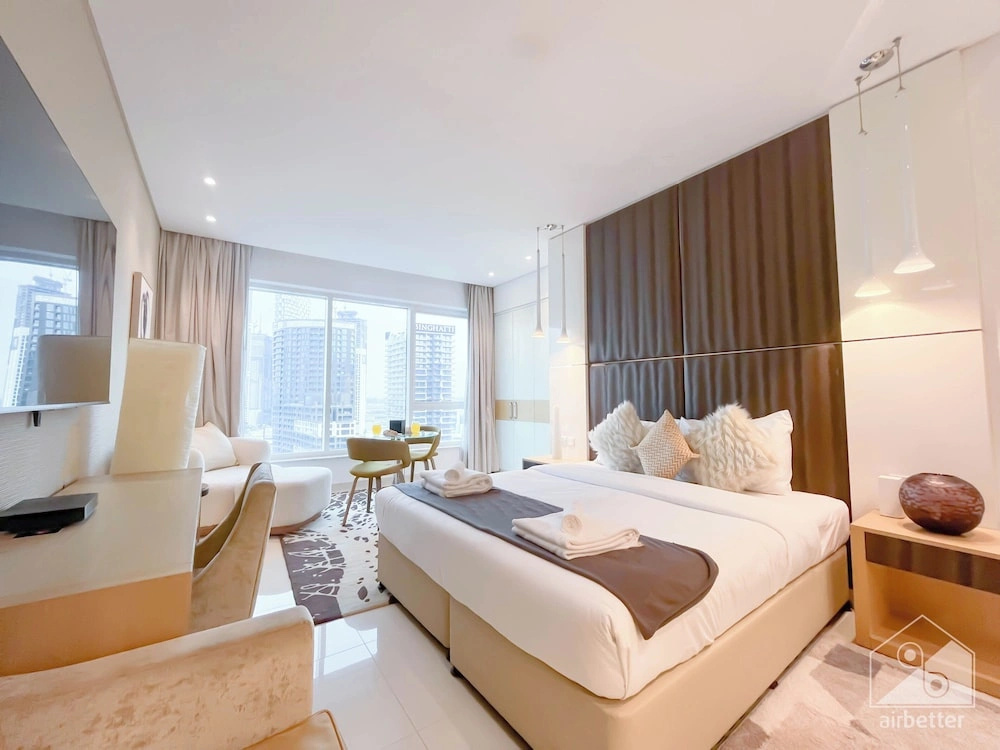 Maison Privee - Sleek and Sunny Apt in Business Bay w/ Canal Views