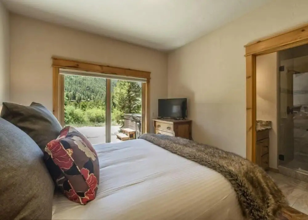 Campfire Mountain Home 3 Bedroom Holiday home by Key to the Rockies