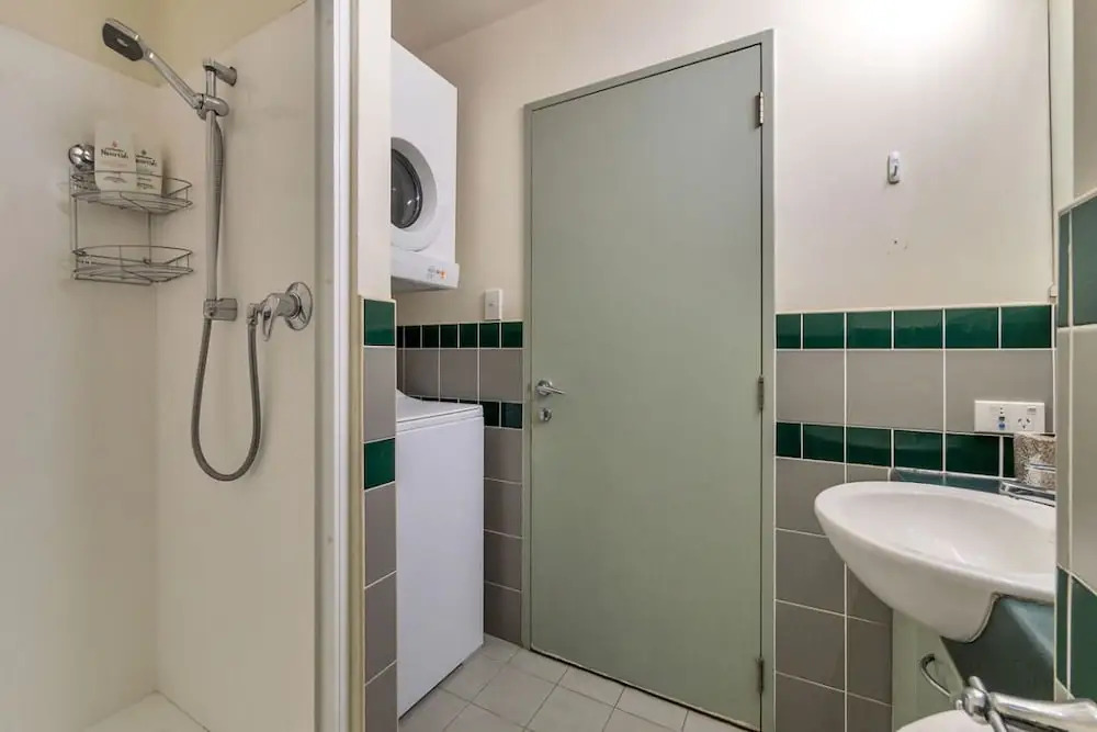 JHT - 1 BRM Apartment, Carpark, Next to University