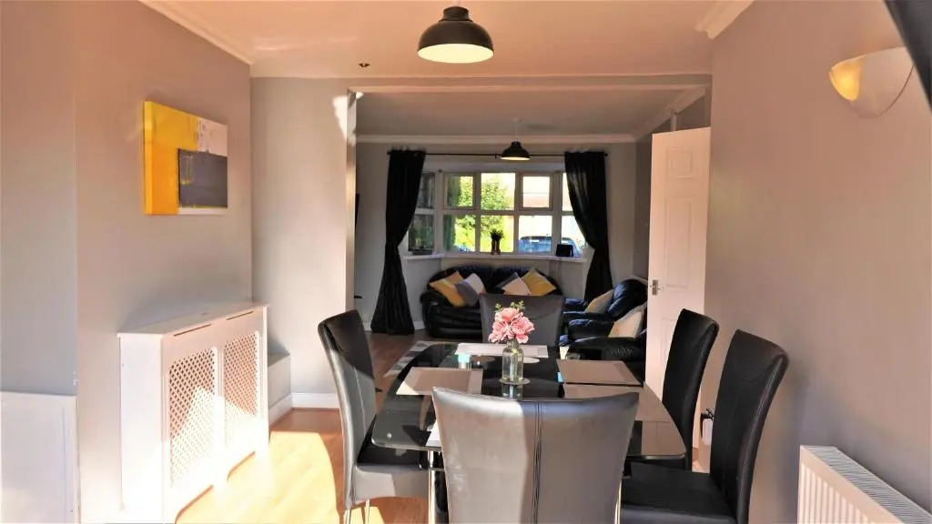 Spacious 3 bed house, great for FAMILIES and CONTRACTORS, sleeps 5 plus FREE Parking - Triumph Serviced Accommodation Wolverhampton