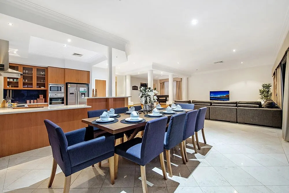 Stunning Lake Front House Amalfi Drive