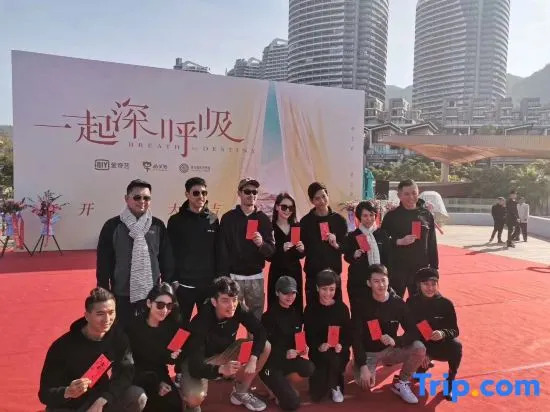 HuiDongXunLlaoWanWuDiHaiJingApartment