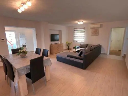Villa KRK-4 bedrooms, 4 bathrooms with heated pool and jacuzzi, 150m from the sea