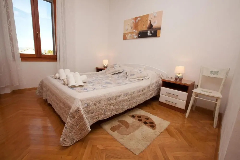 Spacious Apartment Milly With Pool