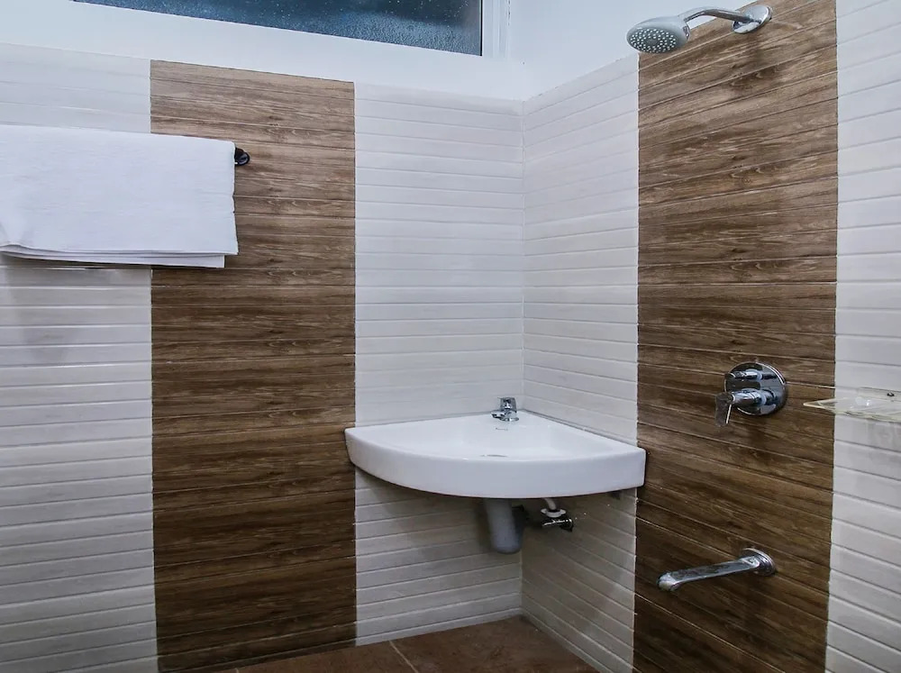 Hotel Cresant Park by OYO Rooms