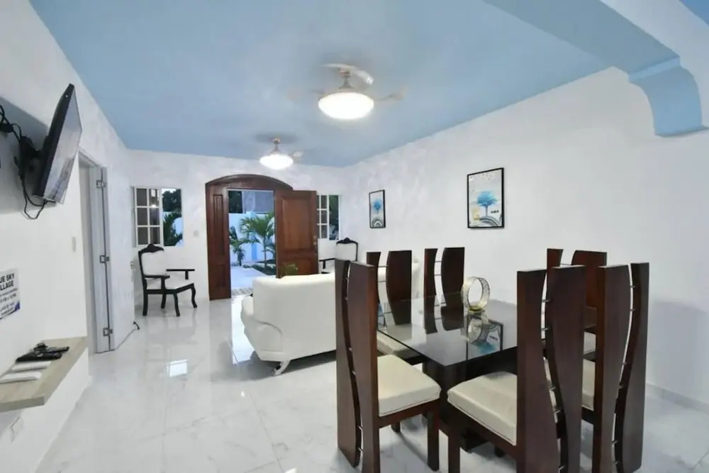Gorgeous Spacious Property in Prime Beach Location