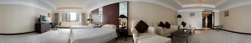 Beijing Xixi Friendship Hotel is located on Xidan Commercial Street and close to Tiananmen Square and the Forbidden City