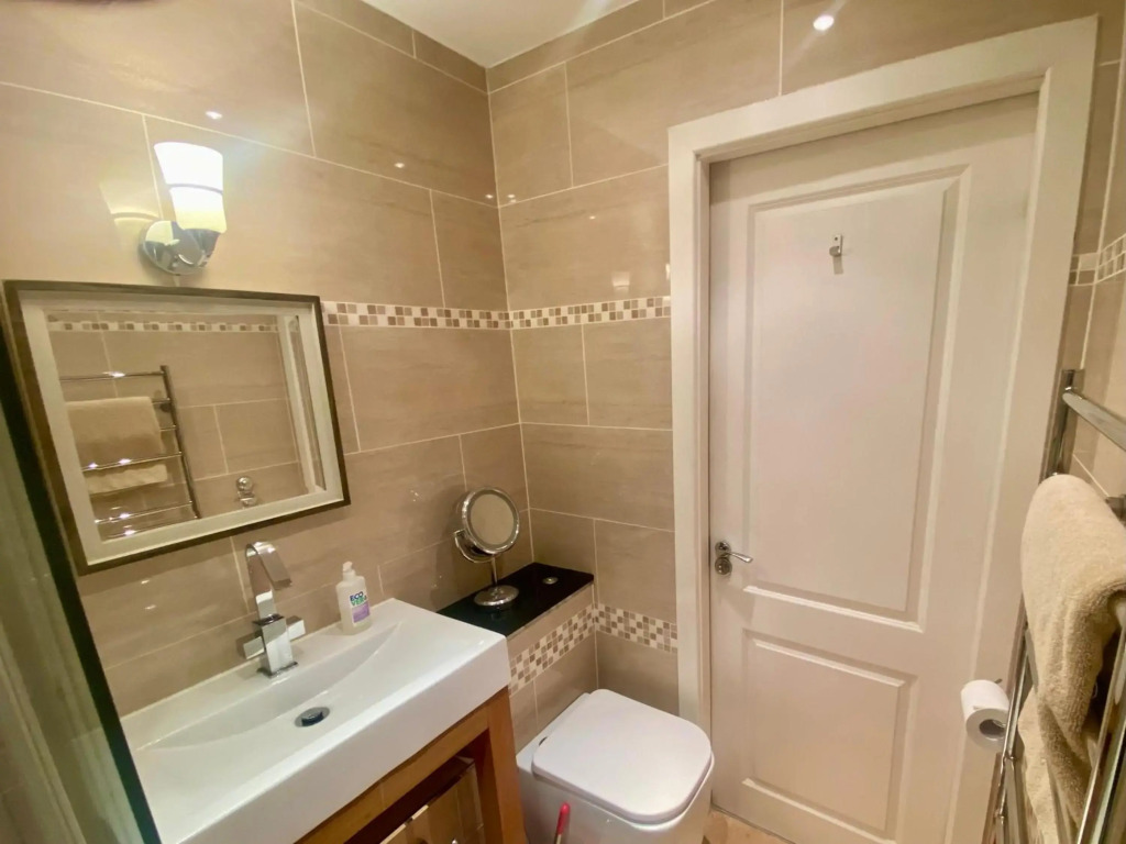 Easy Walk City Centre Flat with Free Parking