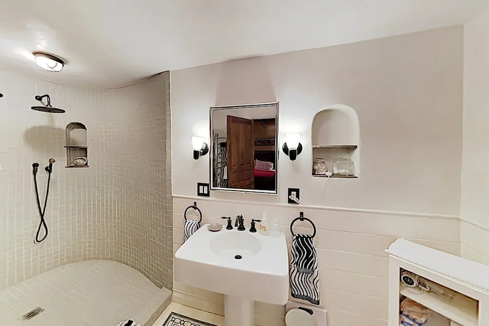 Delightful Home W/ Courtyard, Hot Tub & Fireplaces Home