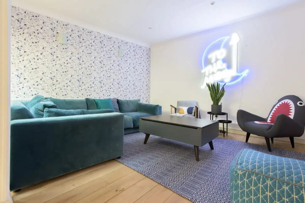 The Harrods Mews - Modern 4BDR Mews Home with Rooftop Terrace & Garage