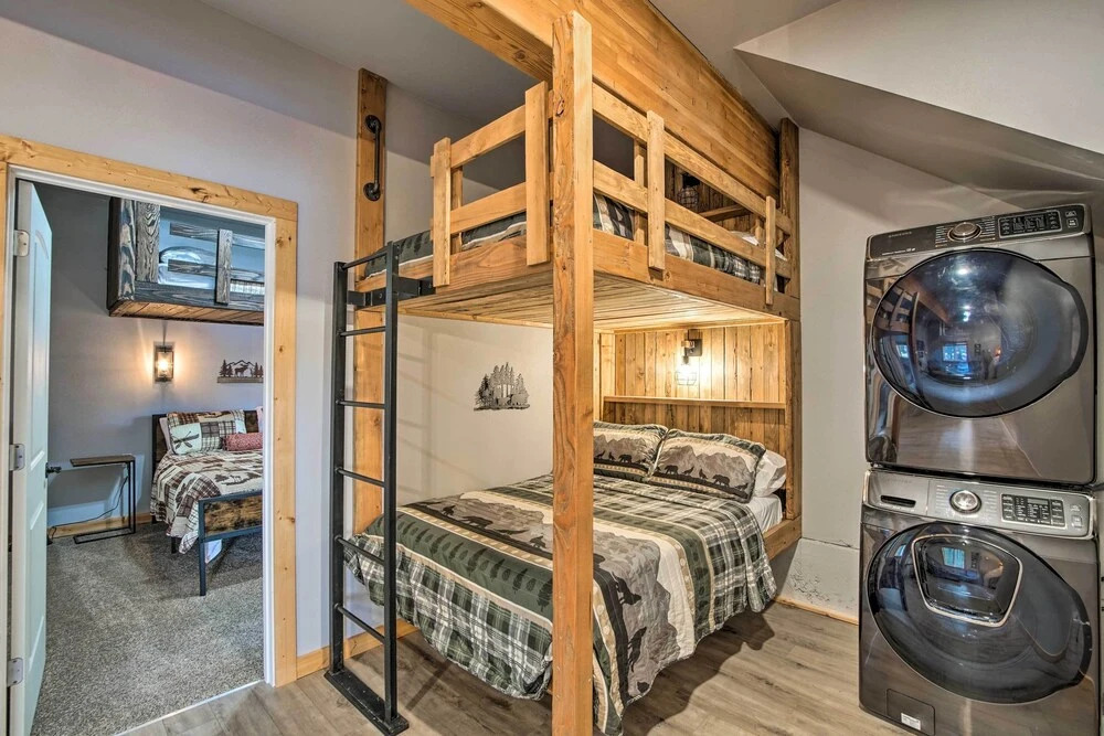 Modern Cabin - 2 Mi to Speelyi Beach!