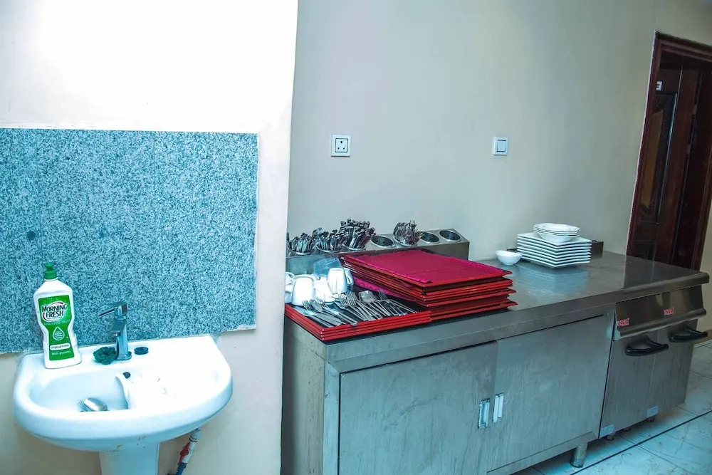 Royal Crest Hotel & Suites