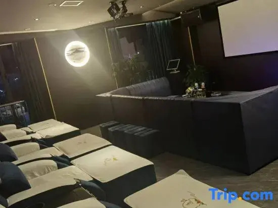 Taizhou Grand Hotel (Jiaxing South Lake Railway Station)