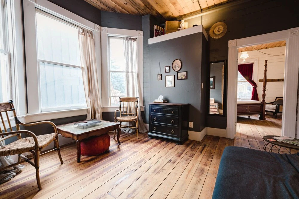 The Gilded Drifter Inn