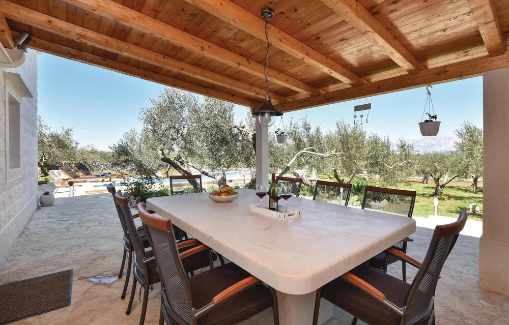 Three-Bedroom Holiday Home In Pucisca
