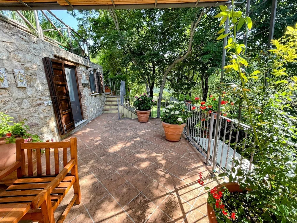 Vicolo - sleeps 5 with air con, wifi, balcony for dining and pool